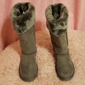 Size 8 woman mid height boots (gray)
